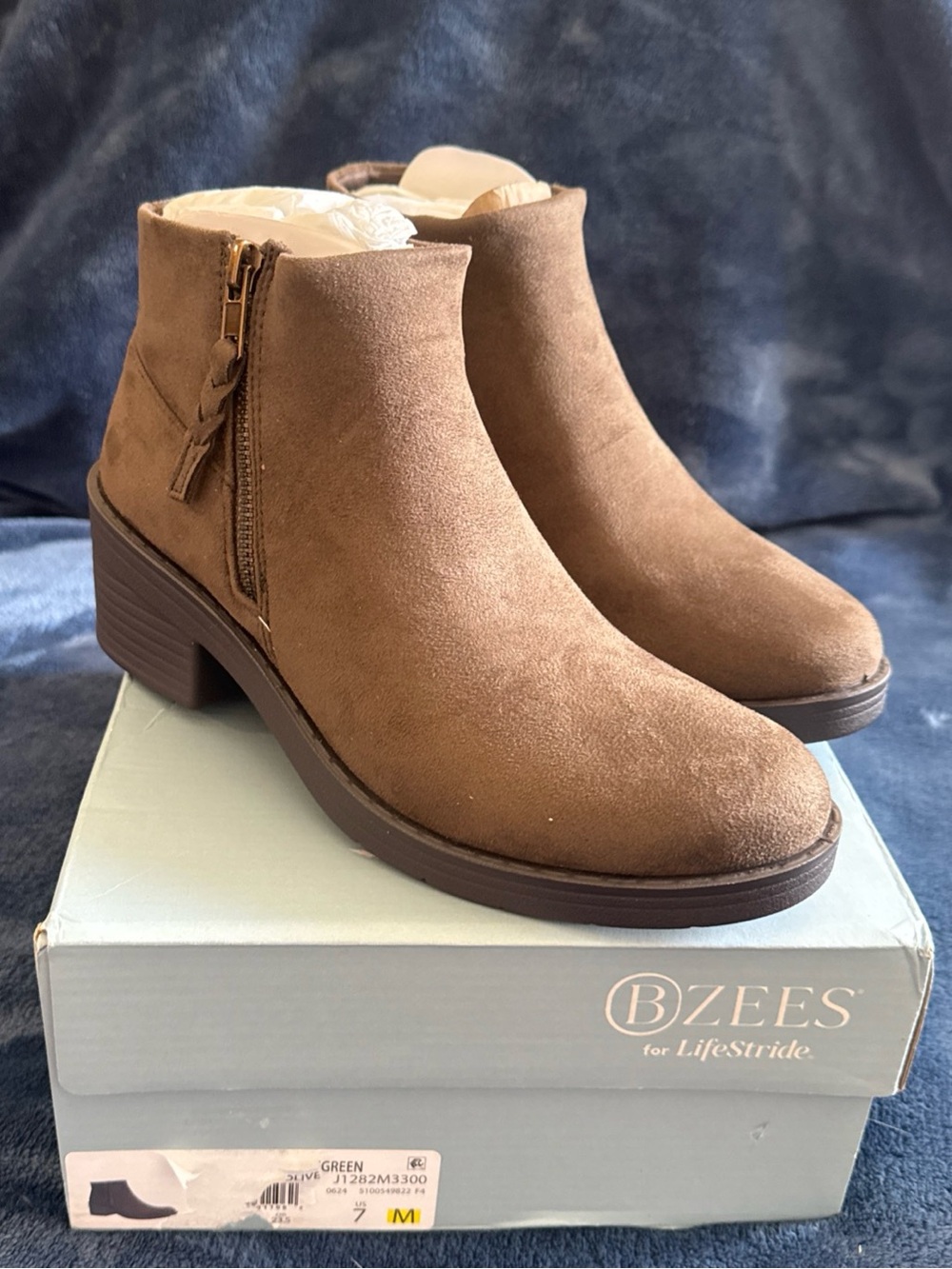 New BZees Women’s Brown Ankle Boot With Heel Side Zipper Size 7 M NiB